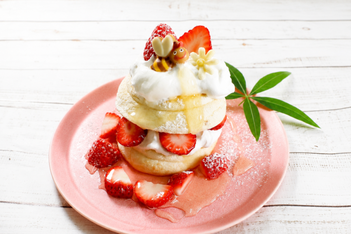 茨木苺農園いちごのふわふわパンケーキ。いちごと生クリームを重ねたパンケーキ