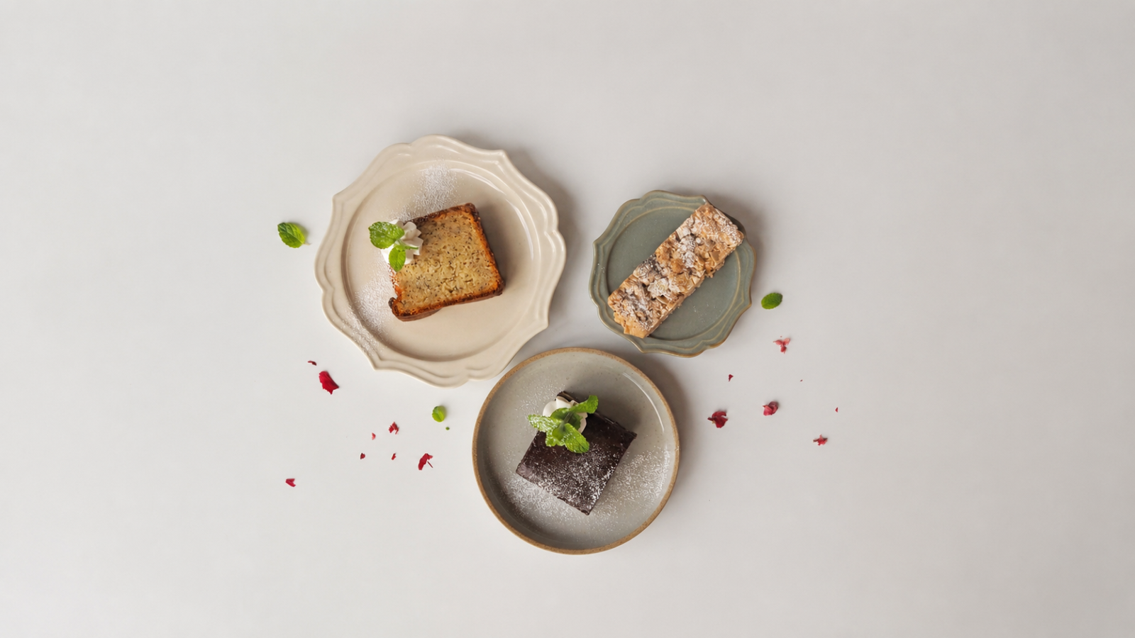 420SWEETSの焼き菓子3種。グレーの器に盛り付けた焼き菓子