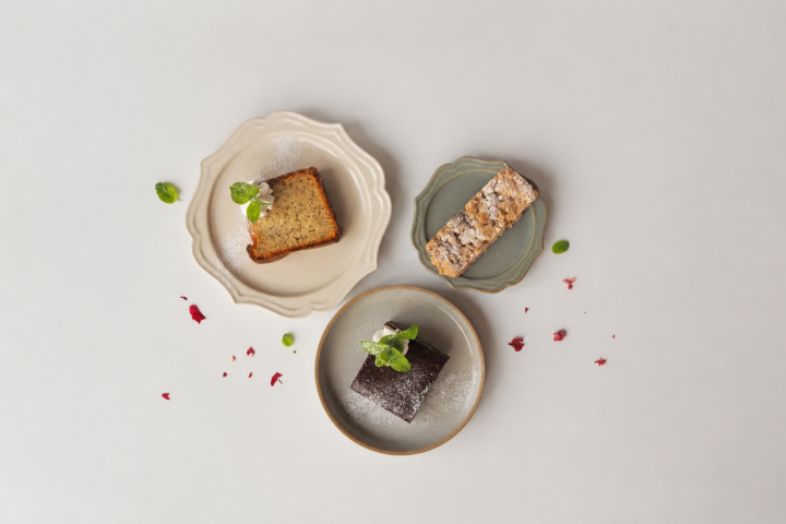 420SWEETSの焼き菓子3種。グレーの器に盛り付けた焼き菓子