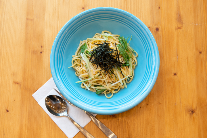シャキシャキ水菜と明太子パスタ。青い皿に盛った和風パスタ