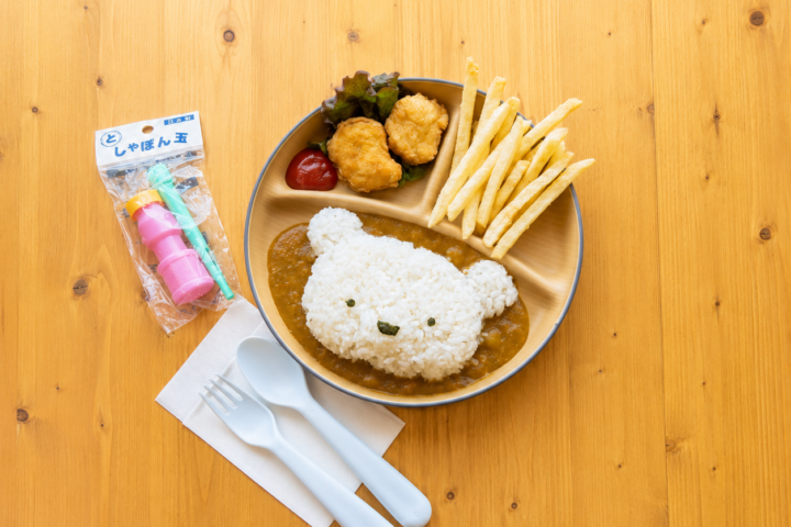 お子さまカレーセット。クマの顔をかたどったライスの子ども向けプレート