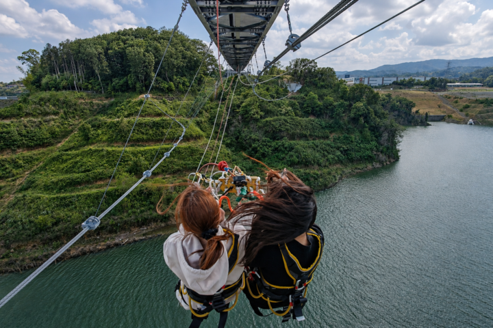 ハーネスを着けてGODA BRIDGEの上を歩く2人。ブリッジウォークの様子