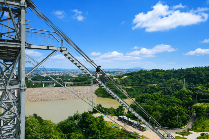 GODA BRIDGEの主塔から見下ろすダム湖と橋の鉄骨。ブリッジクライムの様子
